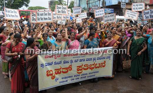 mahila vedike12aug8 3